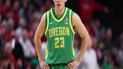 周杰伦称亚历山大场内外表现助力他成长，堪称楷模。